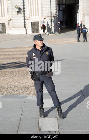 Polizei und Soldaten vor Palacio Real Royal Palace, Madrid, Spanien Stockfoto