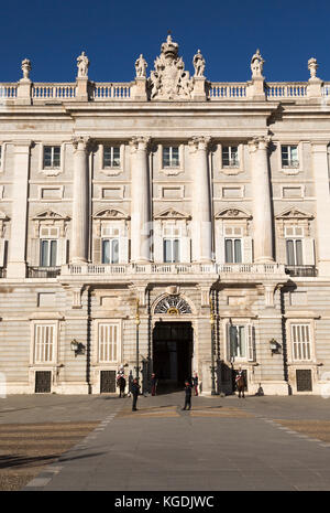 Soldaten und Polizisten vor dem Palacio Real Royal Palace, Madrid, Spanien Stockfoto