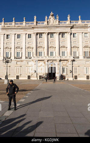 Polizei und Soldaten vor Palacio Real Royal Palace, Madrid, Spanien Stockfoto