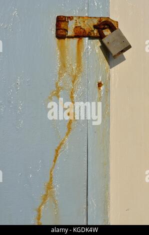 Altes Schloss auf dem blauen Tür Stockfoto