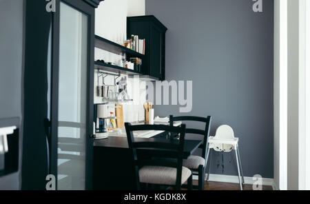 Moderne Küche mit Tisch und Stühlen Stockfoto
