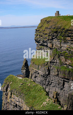 Nördlicher Teil der Cliffs of Moher mit Branaunmore Meeresstapel, der aus dem Meer steigt, und O'Brien's Tower am anderen Ende, das beliebteste Touristenziel Stockfoto