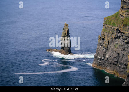 Branaunmore-Meeresschornstein steigt aus dem Atlantik an den Stufen der Cliffs of Moher, Liscannor, Co. Clare, Irland Stockfoto