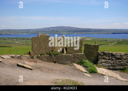 Teil der Steinmauer entlang der Klippen von Moher Trail, Liscannor, Co. Clare, Irland Stockfoto