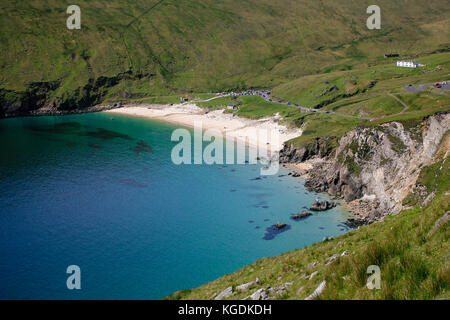 Malerische Keem Bay mit seinem Sandstrand am Ende der Sackgasse an der dooagh Dorf im Westen von Achill Island im County Mayo, Irland Stockfoto