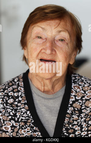 Porträt einer 85 Jahre alten Dame Stockfoto