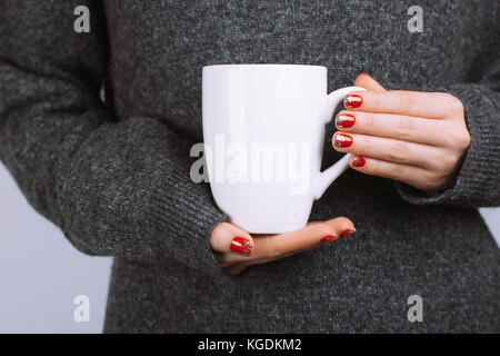 Frau hält weiß Kaffeetasse Stockfoto
