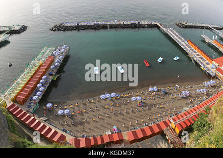 Sorrento, Italien, 24. Juni 2014: Blick aus der Vogelperspektive auf Strand in Sorrent, Italien. Stockfoto