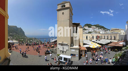 Capri, Italien - 26. Juni 2014: Uhrturm in Capri am 26. Juni 2014. Hauptplatz La Piazzetta in Capri, Italien. Stockfoto