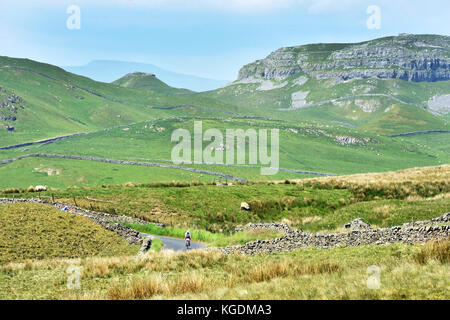 Ein Radfahrer Radfahren im schönen Yorkshire Dales attermire Narbe in der Nähe von Settle Stockfoto