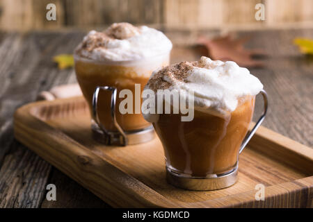 Pumpkin spice Latte garniert mit Sahne und Pumpkin Pie Gewürze, traditionelle fallen Lieblingsgetränk Stockfoto