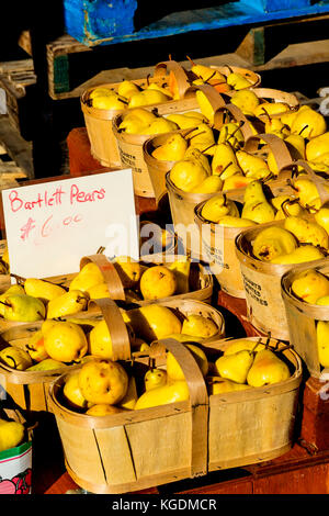 Bartlett Pears zum Verkauf am Bauernmarkt Stand. St. Jacobs Market, Ontario, Kanada Stockfoto