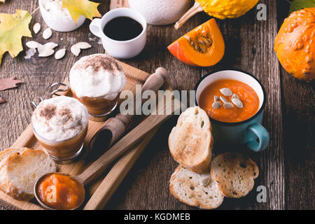 Kürbissuppe und Pumpkin spice Latte mit Schlagsahne und Kürbistorte Gewürze, traditionelle fallen Lieblingsgerichte Stockfoto