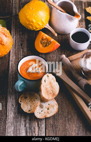 Kürbissuppe und Pumpkin spice Latte mit Schlagsahne und Kürbistorte Gewürze, traditionelle fallen Lieblingsgerichte Stockfoto