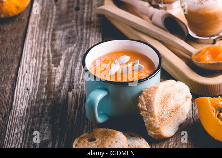 Kürbissuppe und Pumpkin spice Latte mit Schlagsahne und Kürbistorte Gewürze, traditionelle fallen Lieblingsgerichte Stockfoto