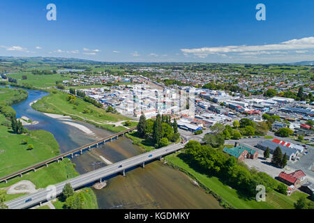 Brücken über Mataura River, Gore, Southland, Südinsel, Neuseeland - drone Antenne Stockfoto