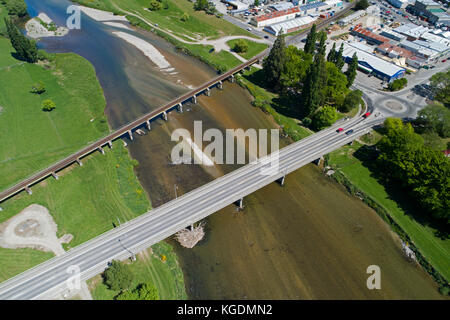 Brücken über Mataura River, Gore, Southland, Südinsel, Neuseeland - drone Antenne Stockfoto