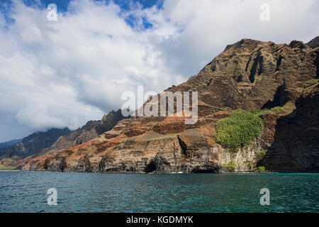 Na Pali Coast Kauai, Hawaii. Garten Isle. Vulkanisches Gebirge Geologie. Wirtschaft Tourismus. Touristen können sich am Strand und warmen Klima. Stockfoto