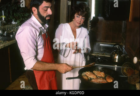 Elizabeth Taylor erhält einen Kochkurs in Ihrer Küche zu Hause in Bel Air von Chefkoch Nick Grippo, Stockfoto