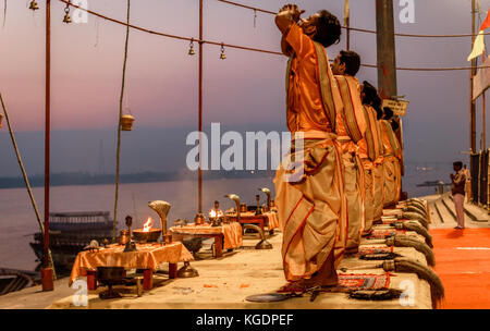 Die jungen Priester, die am frühen Morgen Ganga Aarti puja Feier in Varanasi ghat vor Sonnenaufgang. Stockfoto