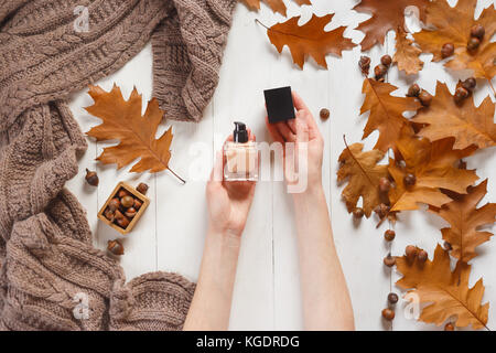 Glas mit einem Kosmetik- und Schale in die Hände der Frau. top anzeigen. natürliche Schönheit Kosmetik Konzept. Herbst Schönheit. Stockfoto