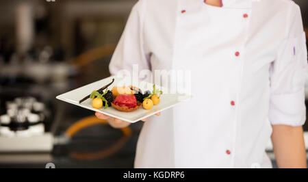 Eis sorbe auf der Platte an der Kellner hand Stockfoto