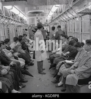 1950 s, historischen, japanischen Pendler an der Rampe der U-Bahn in Tokio, Japan reisen. Stockfoto