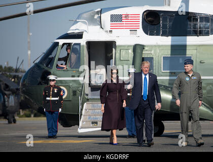 Präsident Donald J. Trumpf spricht mit Generalleutnant Jerry S. Martinez, der US-Streitkräfte in Japan und 5 Air Force Commander, während seine Abreise, Nov. 7, 2017, Stockfoto