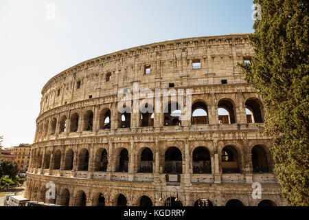 Rom, Italien, 2. September 2017: Eine der beliebtesten Städte in der Welt - römische Kolosseum. Ein Blick von außen. Stockfoto