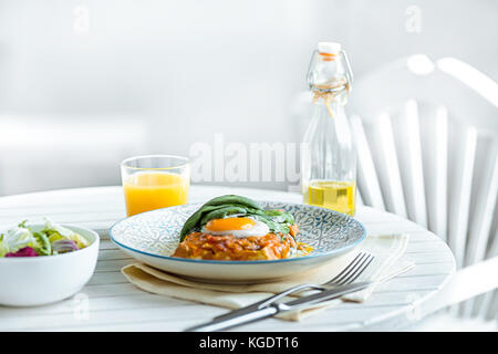 Rührei auf Fleisch mit Bratkartoffeln und Toast. Stockfoto