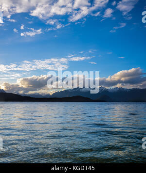 Moody Himmel mit Wolken über den Lake Manapouri auf der Südinsel von Neuseeland Stockfoto