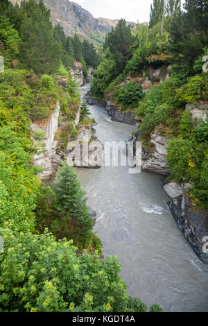 Enge Schlucht des Shotover River in der Region Otago auf der Südinsel von Neuseeland. Der Fluss für White Water Rafting- und Jet boa beliebt ist Stockfoto