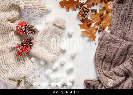 Herbst und Winter elegant woman's Outfit. Pullover, Hut, Schuhe und kleinen Herbst verwandte Artikel, Ansicht von oben Stockfoto