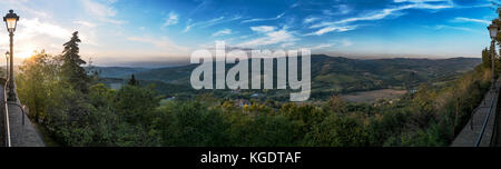 Panoramablick mit Sonnenuntergang von Stadt Radda in Chianti zu schönen Toskana in Italien Stockfoto