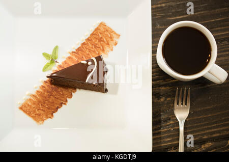 Sacher Torte Wüste auf dunklem Hintergrund Stockfoto