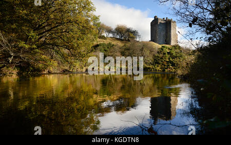 In der Nähe von Peebles Neidpath Castle in den schottischen Borders die sitzt oberhalb des Flusses Tweed. Stockfoto