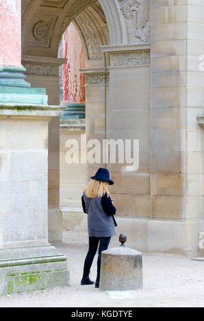 Paris, Frankreich. Arc de Triomphe du Carrousel (1808 - Place du Carrousel) Frau unter dem Bogen Stockfoto