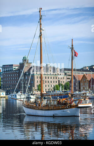 Bergen, Norwegen, 23. Juli 2017: Alte Segelyacht, die den Yachthafen in Bergen, Norwegen, betrifft. Stockfoto