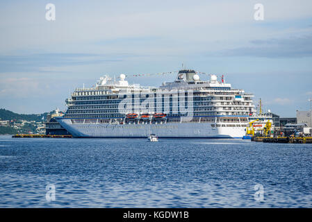 Bergen, Norwegen, 23. Juli 2017: Fähranlegestelle vor der norwegischen Küste in Bergen. Stockfoto