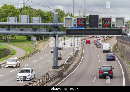 Straßenlandschaft in Saarbrücken, der Hauptstadt des Saarlandes in Deutschland Stockfoto