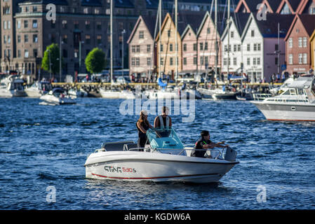 Bergen, Norwegen, 23. Juli 2017: Menschen auf einem Motorboot in Bergen, Norwegen. Stockfoto