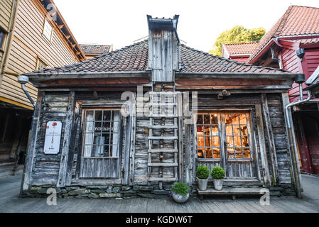 Bergen, Norwegen, 23. Juli 2017: Altes Holzhaus in Bergen, Norwegen. Stockfoto