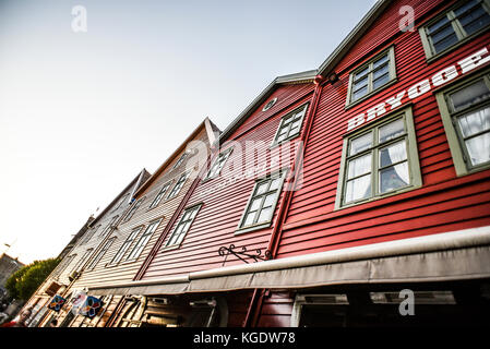 Bergen, Norwegen, 23. Juli 2017: Alte Holzhäuser und bunte Häuser in Bergen, Norwegen. Stockfoto