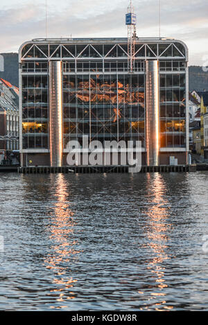 Bergen, Norwegen, 23. Juli 2017: Ein modernes Glasgebäude, das sich im Wasser spiegelt in Bergen, Norwegen. Stockfoto