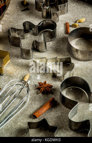 Geräte und Zutaten Backen, Kochen Weihnachten Gebäck und kekse Hintergrund, Vintage, grauen Stein Tabelle, kopieren Raum Stockfoto