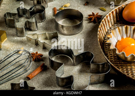 Geräte und Zutaten Backen, Kochen Weihnachten Gebäck und kekse Hintergrund, Vintage, grauen Stein Tabelle, kopieren Raum Stockfoto