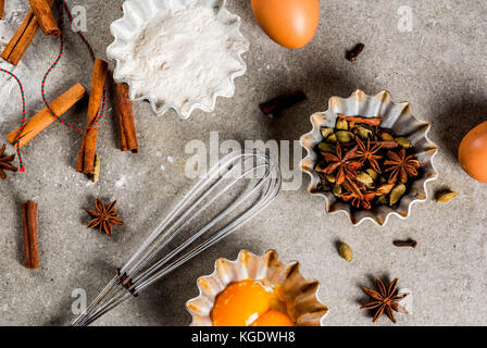 Geräte und Zutaten Backen, Kochen Weihnachten Gebäck und kekse Hintergrund, Vintage, Ansicht von oben, grauen Stein Tabelle, kopieren Raum Stockfoto