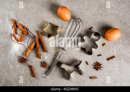 Geräte und Zutaten Backen, Kochen Weihnachten Gebäck und kekse Hintergrund, Vintage, Ansicht von oben, grauen Stein Tabelle, kopieren Raum Stockfoto