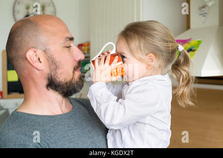 Vater und Tochter in der Küche, Vatertag Konzept, Familie. Stockfoto