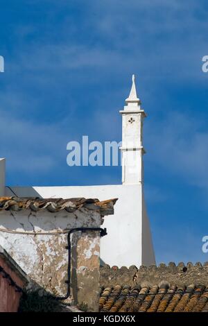 Portugal Algarve: Die Kamine Es gibt eine Eigenschaft des architektonischen Erbes dieser Region. Einige sind sehr aufwendig und ästhetisch Stockfoto